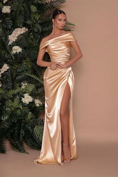 To be the focus in your prom party? You need to have this Gorgeous Off-the-Shoulder Prom Dress Mermaid Long With High Slit at ballbella, shipping worldwide, customize service available. Gala Dress Inspiration, Poses In Formal Dress, Mermaid Gown Design, Bridesmaid Dress Styles Satin, Champagne Dress Formal, Long Dress Poses, Formal Dress Corset, Off Shoulder Satin Dress, Dresses Soiree