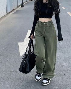 Cropped Shirt And Jeans Outfit, Douyin Outfits Black, Outfit Inspo Korean Streetwear, Outfit Inspo Acubi Style, Bell Top Outfit, K Fashion Women, Korean Outfit Ideas Street Styles, What To Wear On A Hot Day, Streetwear Outfit Korean