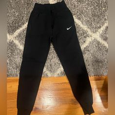 Never Worn Black Nike High Rise Sweat Pants In Size Extra Small. Nike Jogging Pants With Ribbed Cuffs, Nike Pants With Ribbed Cuffs For Jogging, Nike Fleece Bottoms With Elastic Waistband, Nike Winter Activewear With Elastic Waistband, Black Fleece Bottoms With Pockets, Black Fleece Sweatpants For Loungewear, Black Fleece Sweatpants With Ribbed Waistband, Black Fleece Lounge Pants, Black Sweatpants With Ribbed Waistband