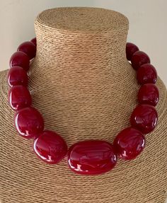 Maroon Beads Jewellery, Luxury Red Round Beaded Jewelry, Red Bead Necklace Ideas, Red Beaded Necklaces, Necklace Resin, Gold Jewelry Stores, Gorgeous Engagement Ring, Bead Embroidery Jewelry, Red Necklace