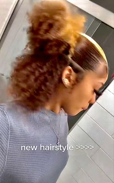 High Ponytail Hairstyle, Hair Stripes, Dyed Curly Hair, Girl Hair Colors, Ponytail Hairstyle, Dyed Hair Inspiration, Dyed Natural Hair