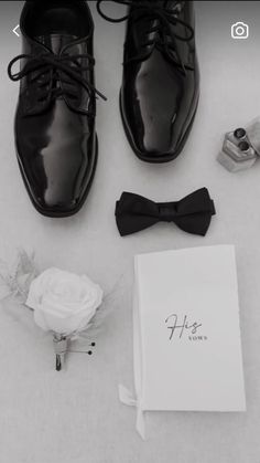 the groom's shoes and boutonnieres are laid out on the floor