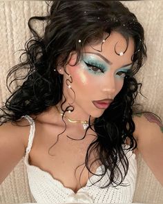 makeup inspired / ideas . @/stenss on instagram . mermaid / wet beach look . blue coral makeup look idea . multi-color wheel boat ! 🩵 Ethereal Makeup, Fairy Makeup, Dope Makeup, Mermaid Makeup, Cute Makeup Looks, Creative Makeup Looks, Halloween Makeup Looks, December 8, Blue Eyeshadow