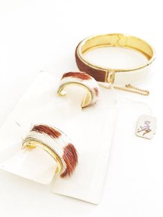 Gol Western cowhide jewelry. hoop earrings and bracelet set.  Great gift for women who ride.  Wear f Cowhide Jewelry, Urban Western, Vintage Western Style, Jewelry Hoop Earrings, Horse Bracelet, Jewelry Western, Western Necklaces, Equestrian Jewelry, Vintage Jewelry Sets