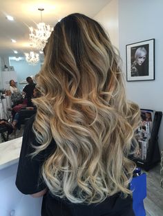 Black Roots Blonde Hair, Dark Roots Blonde Hair Balayage, Hair Dark Roots, Blonde Hair Balayage, Dark Roots Hair, Roots Blonde Hair, Dark Roots Blonde, Balayage Dark