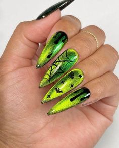 Halloween Ombré Nails, Green Spooky Nails, Green Nails Halloween, Nails Halloween Aesthetic, Halloween Green Nails, Uñas Halloween Aesthetic, Cat Eye Halloween Nails, Halloween Nails Green, Unique Halloween Nails