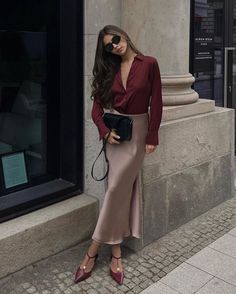 Satin Skirt Outfit, Old Money Fashion, Dark Academia Outfits, Rok Outfit, Outfit Elegantes, Money Fashion, Burgundy Outfit, Academia Outfits, Long Skirt Outfits