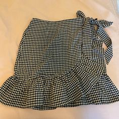 Shein. Size M/Eu 38/Us 6. Never Worn. Spring Picnic Skirt With Ruffles, Preppy Gingham Skirt For Spring, Spring Gingham Skirt In Preppy Style, Casual Houndstooth Skirt For Summer, Chic Gingham Skirt For Summer, Casual Gingham Skirt With Ruffles, Trendy Gingham Skirt For Spring, Spring Gingham Ruffled Skirt, Gingham Mini Skirt For Day Out