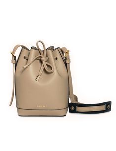 Bolso Baby Always Taupe by PARIS/64 Gift Bucket Satchel With Dust Bag, Beige Leather Bucket Bag For Gift, Beige Leather Bucket Bag As Gift, Small Everyday Leather Bag, Leather Pouch With Detachable Strap As Gift, Gift Bucket Bag With Detachable Strap, Leather Bucket Bag With Dust Bag As Gift, Leather Bucket Bag As Gift, Leather Bucket Bag With Detachable Strap As Gift