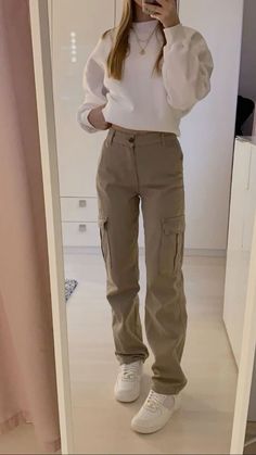 Crop Joggers Outfit, Elegant Cargo Pants, Beige Outfit Ideas Casual, Beige Cargo Winter Outfit, Khaki Pants Winter Outfit, Taupe Cargo Pants Outfit, Cargo Khaki Pants Outfits, Kakhi Pants Outfit Women, Outfits With Beige Cargo Pants