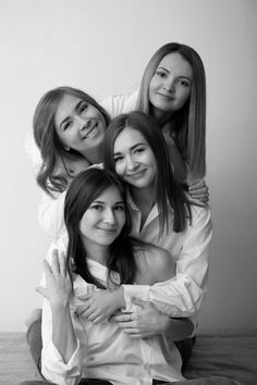 6 Sisters Photography, 4 Friends Photoshoot Group Poses, Three Sisters Photoshoot, 3 Sisters Photoshoot Poses, 3 Sisters Photoshoot, 4 Sisters Photography, 4 Friends Photoshoot, Photoshoot Poses Wedding, Best Friend Photoshoot Studio