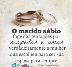 two wedding rings sitting on top of each other with the words in spanish above them