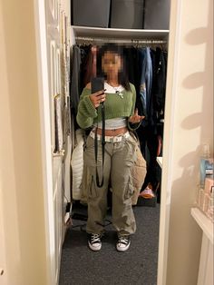 Cargos And Converse Outfit, Cargo Pants Outfit With Converse, Green Outfit Streetwear, Chunky Converse Outfit, Outfit Ideas Cargo, Cargo Pants Outfit Winter, Outfit Ideas Cargo Pants, Green Cargo Pants Outfit, Cargo Fit