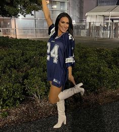 Cowboys Jersey Outfit Woman, Seahawks Game Day Outfit, Football Party Outfit, Football Gameday Outfit, Football Game Outfits, Football Wife, Bulls Jersey