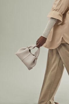 Purse Photoshoot Ideas, Pose Mannequin, Taupe Outfit, Bag Shoot, Bag Photoshoot, Bag Photography, Studio Photography Fashion, Catalog Bag