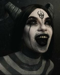 Creepy Cosplay Ideas, Black Demon Costume, Clown Hairstyles, Evil Makeup, Haunted House Makeup, Makeup Blue Eyes, Maquillage Halloween Simple, Demon Makeup, Halloween Makeup Witch