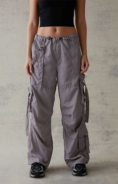 Shop Cargo Pants, Nylon Cargo Pants, Girls Fall Fashion, Grey Cargo Pants, Wide Pants, Airport Outfit, Girl Falling, Minimalist Outfit, Grunge Outfits