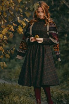 Christmas Outfits For Women Holiday, Winter Cottage Core Outfits, Touring Outfits, Plaid Dress Outfit Winter, Classy Long Dresses, Vintage Outfits 90s Winter, Winter Dresses Outfit, Winter Mood Cozy, England Travel Outfits