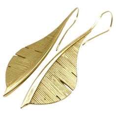 These feather earrings appear to be handmade and are crafted out of solid 18-karat yellow gold. They feature a shepherd's hook post that is .8 mm thick. The earrings themselves are 2.65" long and .62" wide. They are 1.2mm thick and weigh 17.93 grams in total. Gold Feather Earrings, Opal Drop Earrings, Sapphire And Diamond Earrings, Dazzling Earrings, Gold Feathers, Diamond Dangle Earrings, Sapphire Earrings, Stunning Earrings, Modern Earrings