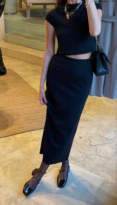 Mary Jane Shoes Outfit, Black Skirt Outfits, Flats Outfit, Looks Street Style, Looks Black, Fashion Mistakes, Trend Fashion, Black Maxi