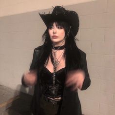 Country Gothic Outfits, Punk Cowgirl Outfit, Cowboy Grunge Aesthetic, Emo Vaquera, Goth Rodeo Outfit, Cowboy Grunge Outfits, Cowgirl Goth Aesthetic, Punk Cowgirl Aesthetic