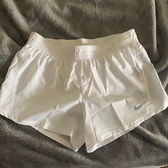 Brand New Dri-Fit White Nike Running Shorts With Tags Still Attached. Women’s Size Small. Nike Clothes Women, Cute Running Outfits, Cute Running Outfit, Nike Women Outfits, Running Outfits, White Nike Shorts, Look Nike, Running Outfit, Workout Shorts Women