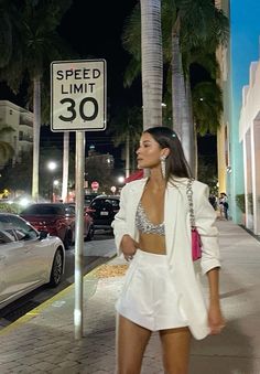 #miaminights #ootd #styleblogger #styleoftheday #shorts #blazer #nightout #evening #fashionstylist Elegantes Party Outfit, White Blazer Outfits, Las Vegas Outfit, White Party Outfit, Beach Party Outfits, Party Outfits Night, Outfits New Year, Miami Outfits, Fiesta Outfit