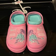 Girls Capelli Croc-Like Shoes “Mermaid Off Duty” Size 3 Nwt Questions? Leave A Comment Below! Toddler Mermaid Shoes, Off Duty, Flip Flop Sandals, Girls Shoes, Yorkie, Pink Blue, Flip Flops, Kids Shoes, Shoes Sandals