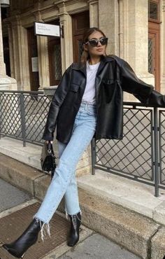 Italian Fashion Street Winter, Casual Polished Outfits, Leather Shacket Outfit, Leather Blazer Outfit, Shacket Outfit Women, Mode Gossip Girl, Black Leather Jacket Outfit, Sf Style, Shacket Outfit