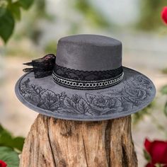 Step into the derby in full style with this Floral Crescent Moon Shape Cordobes Hat. This exquisite accessory combines the timeless charm of a cordobes style hat with the rustic allure of burnt art. Adorned with hand-burned with delicate floral designs, this hat showcases the beauty of nature. Crafted from luxurious beige vegan suede, this hat is as elegant as it is comfortable. The softness of the suede offers a gentle touch against your skin and the elastic band along the inside ensures a cozy fit all day long. Comes with a removable hat band with accessory, use this or customize it further with your own! The elaborate floral artwork on this hat features a stunning array of rose blooms. Make a statement with this burned floral Cordobes hat, whether you're attending a derby, headed to a f High Crown Fedora For Kentucky Derby, Elegant Short Brim Hat For Country Events, High Crown Hats For Kentucky Derby Festival, Western Flat Brim Wedding Hat, Western Style Flat Brim Wedding Hat, Kentucky Derby Top Hat With Flat Brim, Western Style Wedding Hat With Flat Brim, Victorian Costume Hat With Curved Brim, Elegant Wide Brim Top Hat For Country Events