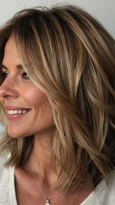 Elevate Your Look: Modern Mom Hairstyles for Every Occasion 33 Best Haircuts For Round Faces, Mom Haircut, Haircuts Cute, Versatile Haircut, Hair Cuts 2017, Brown Hair Inspiration, Mom Haircuts, Haircuts For Round Faces, Brown Hair With Blonde