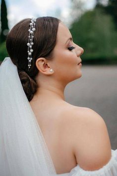 "Step into Elegance: minimalist pearl bridal headband for your Special Day! Effortlessly exude subtle allure on your big day with our exquisite pearl bridal headpiece. Its minimalist design radiates a light, romantic aura, gracefully complementing your bridal ensemble. Meticulously crafted with precision, our high-quality bridal hair accessory spans 18 inches, ensuring a comfortable and flawless fit for your celebration. Embrace the timeless allure of pearls and effortlessly elevate your wedding style. Order now to infuse sophistication into your special day!\" ◦ Customize your perfect accessory! Handcrafted with care, our accessories are crafted with attention to detail and quality. Want a different bead, rhinestone, or wire color? Reach out to me for personalized modifications! Your visi Headband Bridal Hair, Pearl Bridal Headpiece, Headband Pearl, Pearl Bridal Headband, Bridal Hair Accessory, Headband Bridal, Bridal Hair Piece, Headband Wedding, Bridal Hair Vine