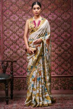 Archana Jaju, Ivory Saree, Painted Blouse, Saree Inspiration, Embellished Saree, Ethnic Saree, Saree Draping, Potli Bag