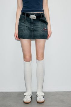 [ Up Academy ]

 Hot Short Denim Skirt

 Number: UXBQ0001

  




 상품 상세

 Color: Blue

 Fabric: Cotton100% 

 Season : 2024 S/S 







 사이즈표(cm) 

















 S 

 M 

 L 






 총길이 

 32 

 33 

 34 






 허리 

 70 

 74 

 78 






 엉덩이 

 92 

 96 

 100 













 ※천의 특성에 따라서는 드물게 2-3 cm전후의 오차가 생기는 경우가 있습니다. 








 착용 모델

 STYLE: 175cm/45kg(S) Denim Skirt Short, Hot Short, Short Denim Skirt, Short Denim, S M, Blue Fabric, Bosnia And Herzegovina, Denim Skirt, Denim Shorts