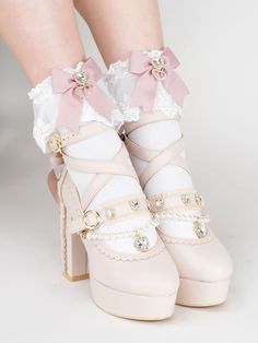 The price is for a pair of socks only, others are not included. Material:CottonSocks Details:Bowknot Details / Ruffled Cuff Kawaii Kei, Cute Accessories Kawaii, Jirai Kei Accessories, Jirai Kei Shoes, Fairy Kei Shoes, Kawaii Lace Socks, Egl Accessories, Black And White Socks, Lace Stockings