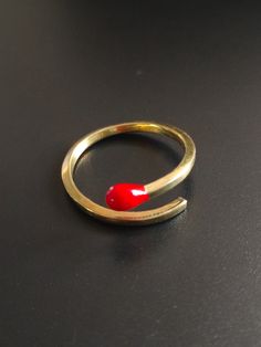 Anillo de latón hecho a mano con forma de cerilla La versión dorada de la mítica cerilla Esmalte rojo Hilo cuadrado de 1'5mm El anillo es ajustable por lo que se adapta a varias tallas y está disponible en 3 medidas: Pequeña - de la 10 a la 14 Mediana - de la 14 a la 19 Grande - de la 19 a la 24 Si conoces tu talla exacta no dudes en decírmelo Si tienes alguna pregunta ponte en contacto conmigo y solucionaremos cualquier duda Minimalist Enamel Ring Jewelry, Minimalist Yellow Gold Open Ring Enamel, Minimalist Yellow Gold Enamel Open Ring, Gold Enamel Open Ring, Minimalist Yellow Gold Open Enamel Ring, Yellow Gold Enamel Open Ring, Red Open Enamel Ring, Adjustable Yellow Gold Enamel Open Ring, Minimalist Red Open Ring