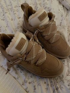 Lowmel Sneakers Uggs, Lowmels Ugg, Ugg Tennis Shoes Outfit, Ugh Lowmel Sneaker, Uggs Lowmel Style, Ugg Lowmel Sand, Ugh Lowmel Sneaker Outfit, Ugg Lowmel Styled, Lowell Uggs