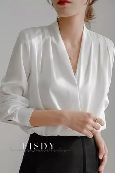 Fisdy - Elegante blusa blanca de seda satinada con cuello en V, elegantes mangas largas y detalles de diseño chic Satin Shirts For Women, Satijnen Blouses, Satin Clothing, White Silk Blouse, Casual Office Wear, Ivory Silk, Elegant Blouses, Satin Shirt, Satin Blouse