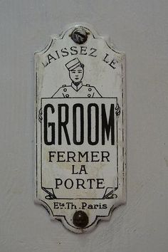 a sign on the side of a building that says, groom fermer la porte