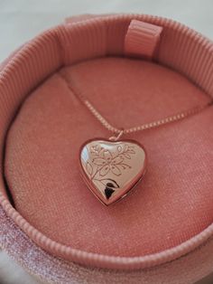 ♡ Handmade ♡ Material: 925 sterling silver ♡ Plating: rhodium, 14k gold, 14k rose gold ♡ Size of the pendant: 1.4cm * 1.2cm ♡ Length of the chain: 40 cm, adjustable to approx. 43 cm ♡ Chain type: box chain ↞↞ ☾ ↠↠ SHIPPING TIMES 📦 ∙ WITHOUT ENGRAVING - Silver: 1-3 business days; Gold and Rose gold: 7-10 business days ∙ WITH ENGRAVING - +7 business days ↞↞ ☾ ↠↠ DELIVERY �🚚 🔍 Your order will be shipped with registered mail. You will get a tracking code once your order is shipped. Estimated deliv Vintage Locket Necklace, Rose Gold Locket, Locket Vintage, Locket Necklace Vintage, Necklace Locket, March Birthday Gifts, Engraved Locket, Gold Heart Locket, Vintage Locket