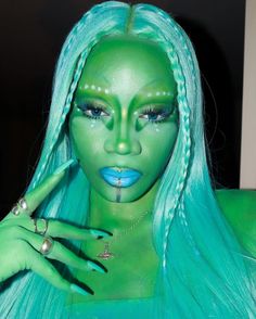 Alien Hairstyle Ideas, Alien Makeup Pretty, Cute Alien Makeup, Green Halloween Makeup, Alien Makeup Halloween, Alien Makeup Looks, Pretty Alien, Alien Costume Women