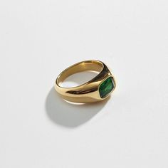 Emerald Signet Ring - Biella Vintage Emerald Signet Ring, Recycled Gold Jewelry, Couple Ring Design, Signet Ring Men, Vintage Jewelry Box, Dope Jewelry, Necklace Chain Lengths, Green Gems, Jewelry Lookbook