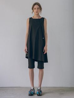 This is vanone atelier’s summer dress is perfect for lightweight wear. Designed without a lining for easy layering with various tops, it also wears comfortably on its own without clinging to the body. The asymmetrical silhouette and side slits add a distinctive touch, while the boat neck design offers a refreshing look. Made from sturdy and stretchy material, it maintains its unique shape without sagging.- Ideal for daily wear- Can be paired with different accessories to create various looks- A basic item that complements any outfit well Versatile Summer Tunic With Relaxed Fit, Versatile Knee-length Summer Dress, Summer Stretch Black Asymmetrical Dress, Black Stretch Asymmetrical Dress For Summer, Black Stretch Asymmetrical Summer Dress, Black Lagenlook Midi Dress For Summer, Versatile Layering Dresses For Spring, Versatile Spring Layering Dresses, Versatile Knee-length Midi Dress For Summer