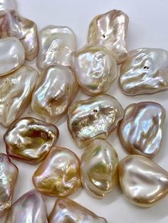 - This list is for one pair (2pc) pure Keshi baroque Cultured pearl，picked up from at random from the batch in above pictures, compare to other place is over $80 +. NO ANY REPAIR, no any color treat, natural nacreBatch Aurora, rainbow~~pure white, beautiful twin pair, if you need more pair just convo me I have to say, these are real genuine Keshi BAROQUE with the kasumi~) - SIZE: 22-25mm(L) X 15- 18mm (W), natural genuine cultured FRESHWATER Pearl- COLOR: is champagne or purple with rainbow tone Visuell Identitet, Mermaid Aesthetic, 판타지 아트, Natural Rainbow, 영감을 주는 캐릭터, Pearl Color, Art Plastique, Baroque Pearls, Natural Pearls