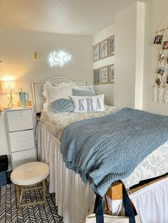 blue and white floral dorm room Coastal Grand Daughter Aesthetic Dorm, Freshmen Dorm Room Ideas, Ocean Dorm Room Aesthetic, Blue Coastal Dorm Room, Duke Dorm Room, Dorm Inspiration Blue, Beach Theme Dorm Room Ideas, Dorm Room Coastal, Blue Floral Room Aesthetic