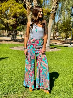 Wide leg Boho print pants. Lightweight and flowy. Color/Prints: Orange Mandala or Teal Paisley Run TTS Small - size 4 - 27” waist Medium - size 6 - 28” waist Large - size 8/10 - 31” waist Orange Mandala, Cropped Graphic Tees, Boho Pants, Pants Large, Print Pants, Boho Print, Tank Top Long Sleeve, Kimono Jacket, Dress With Cardigan