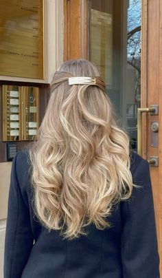 Barette clip, barette aesthetic,chic barette clip, chic hairstyle,autumn hairstyles,fall hairstyle aesthetic Hair Barrette Hairstyles, Barrette Clip Hairstyles, Hair Styles With Clip, Barrettes Aesthetic, Barrettes Hairstyles, Barettes Hairstyles, Hair Barrettes Hairstyles