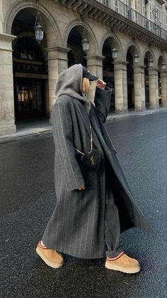 Overcoats Women, Grey Overcoat, Winter Mode Outfits, Autumn Fits, Uggs Outfit, Long Coats