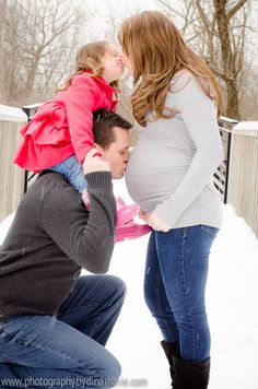 Winter Pregnancy Photoshoot, Winter Maternity Pictures, Winter Maternity Shoot, Photos In The Snow, Outdoor Background, Family Maternity Pictures, Maternity Photography Poses Outdoors, Older Sibling