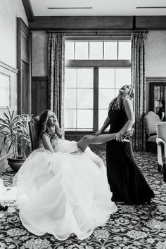 Bride And Moh Photo, Bride Maid Of Honor Photos, Moh Photo Ideas, Bride And Bridal Party Pictures, Wedding Poses For Bride And Maid Of Honor, Bride And Maid Of Honor Aesthetic, Maid Of Honour Bride Photos, Wedding Photos With Maid Of Honor, Bride And Moh Poses